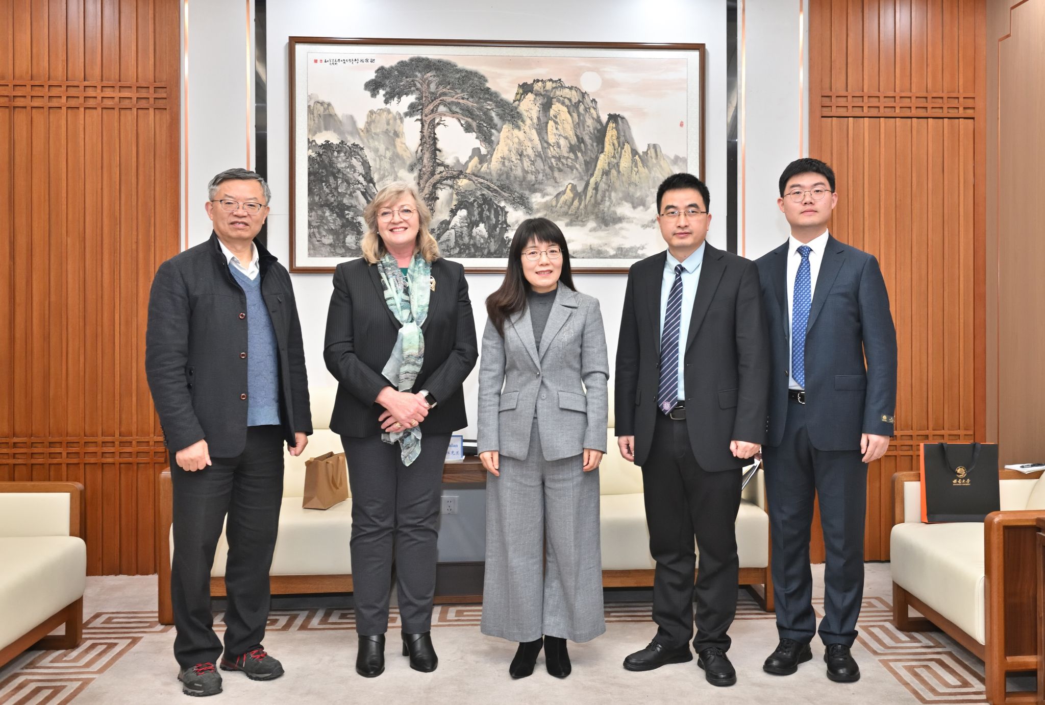文件名称:20251215 赵玉芳副校长会见新西兰怀卡托大学副校长克莱尔·麦克拉克兰合影.JPG原图大小:4.57MB