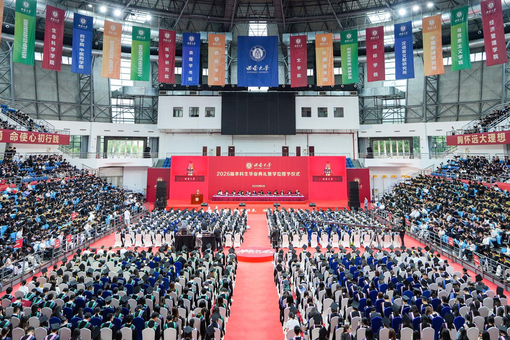 文件名称:毕业典礼大景1.jpg原图大小:2.28MB