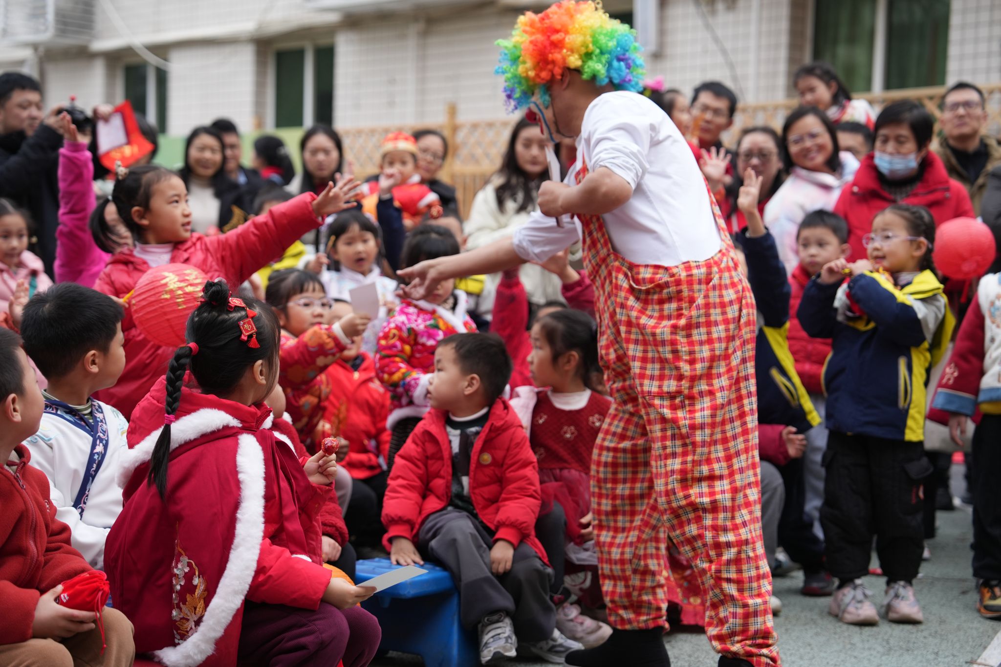 文件名称:12月29日,beat365正版唯一官网必一实验幼儿园萌娃们欢声笑语迎新年。 图为萌娃们观看魔术表演。刘宇飞摄.JPG原图大小:20.39MB
