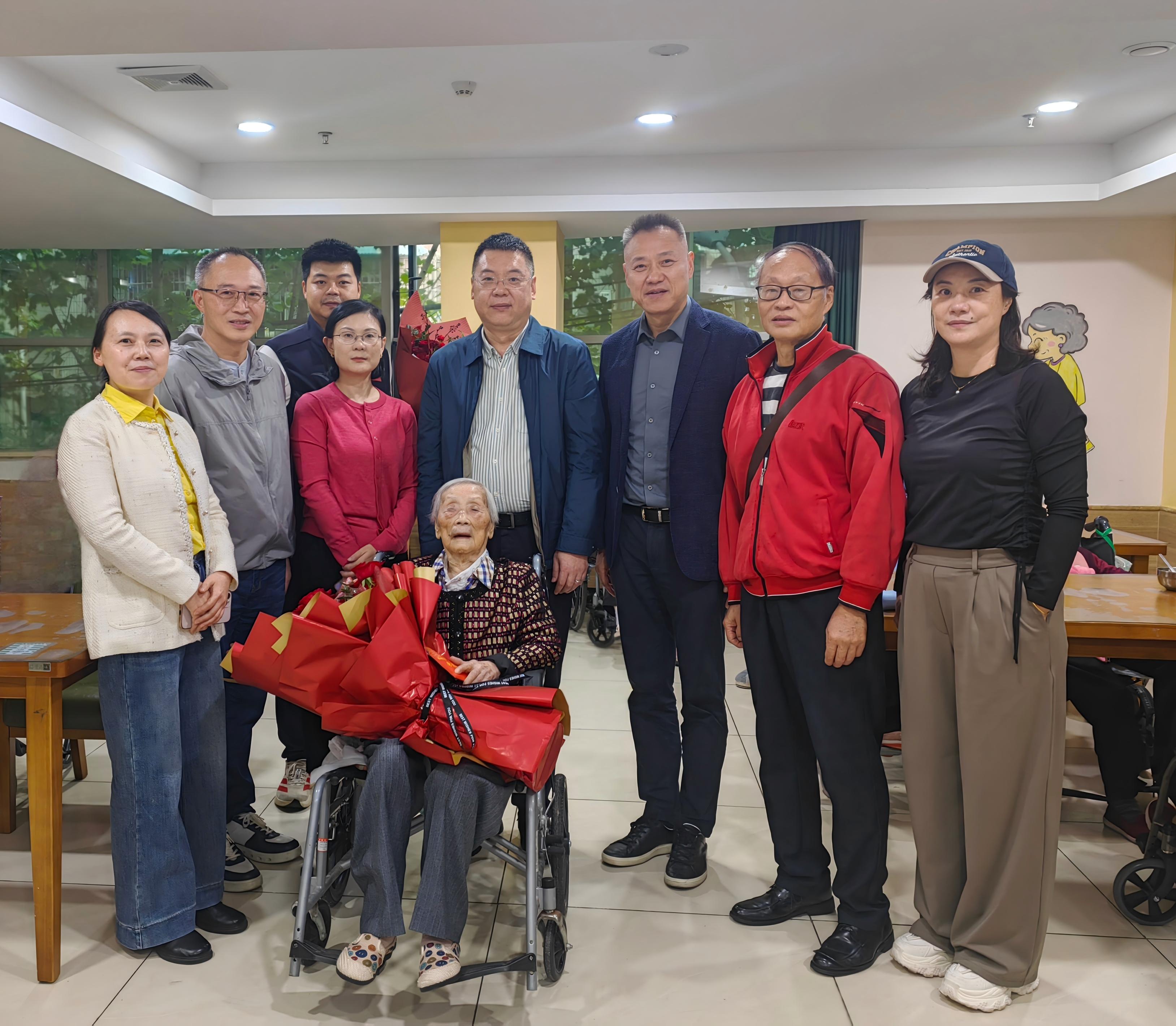 文件名称:学校党委副书记武好明看望慰问百岁退休教师周仲霞-新闻用图.jpg原图大小:0.67MB