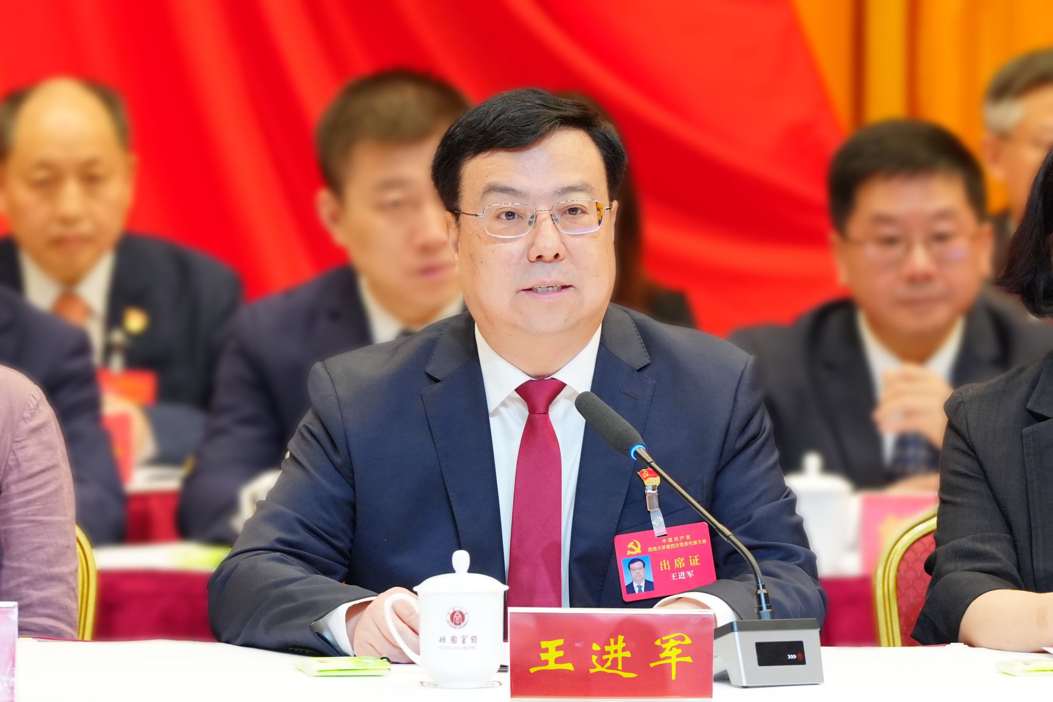 文件名称:主持人.jpg原图大小:2.59MB