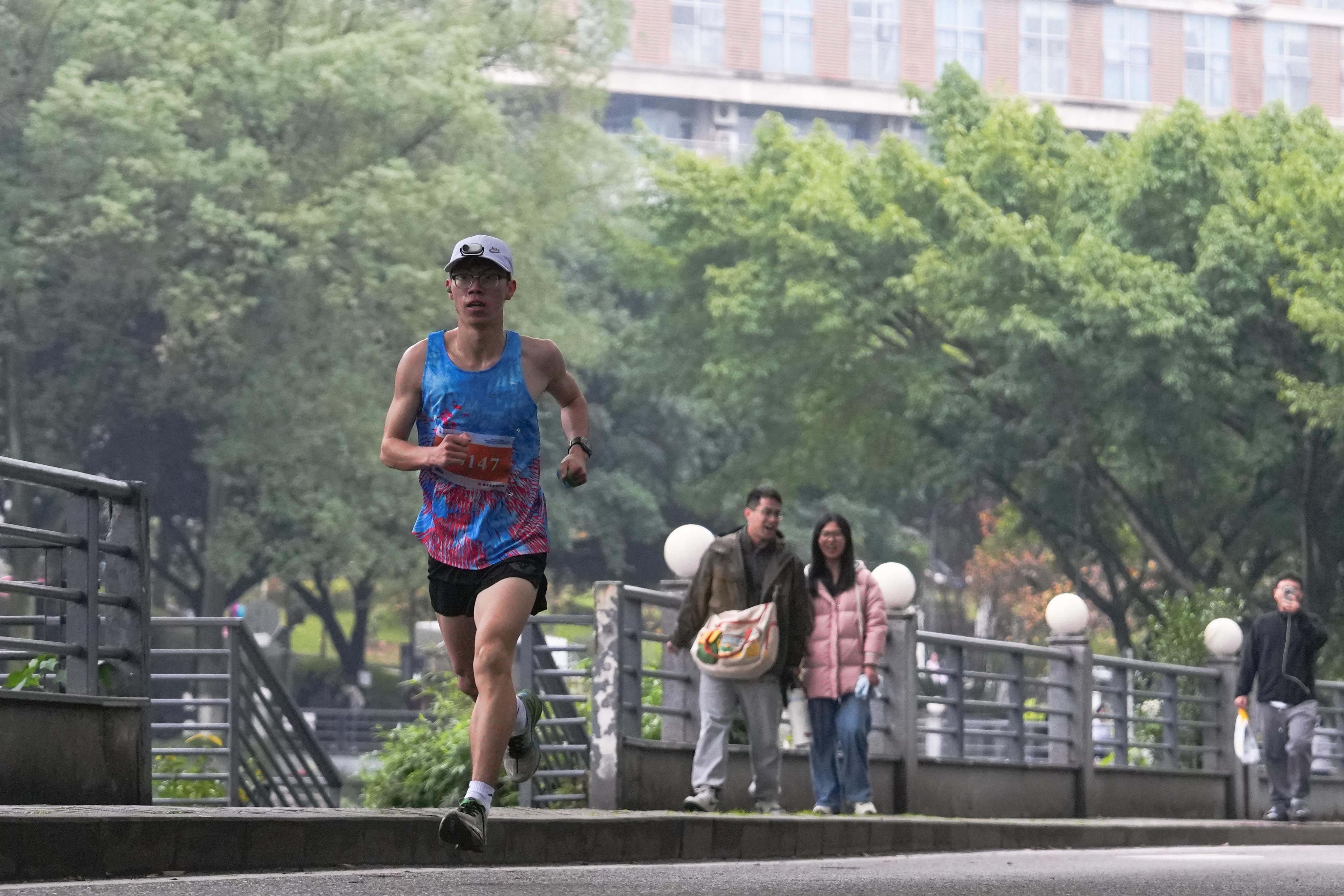 文件名称:12月6日,beat365正版唯一官网必一,5000余名师生校园健康跑5。兰天 摄.j.jpg原图大小:0.99MB