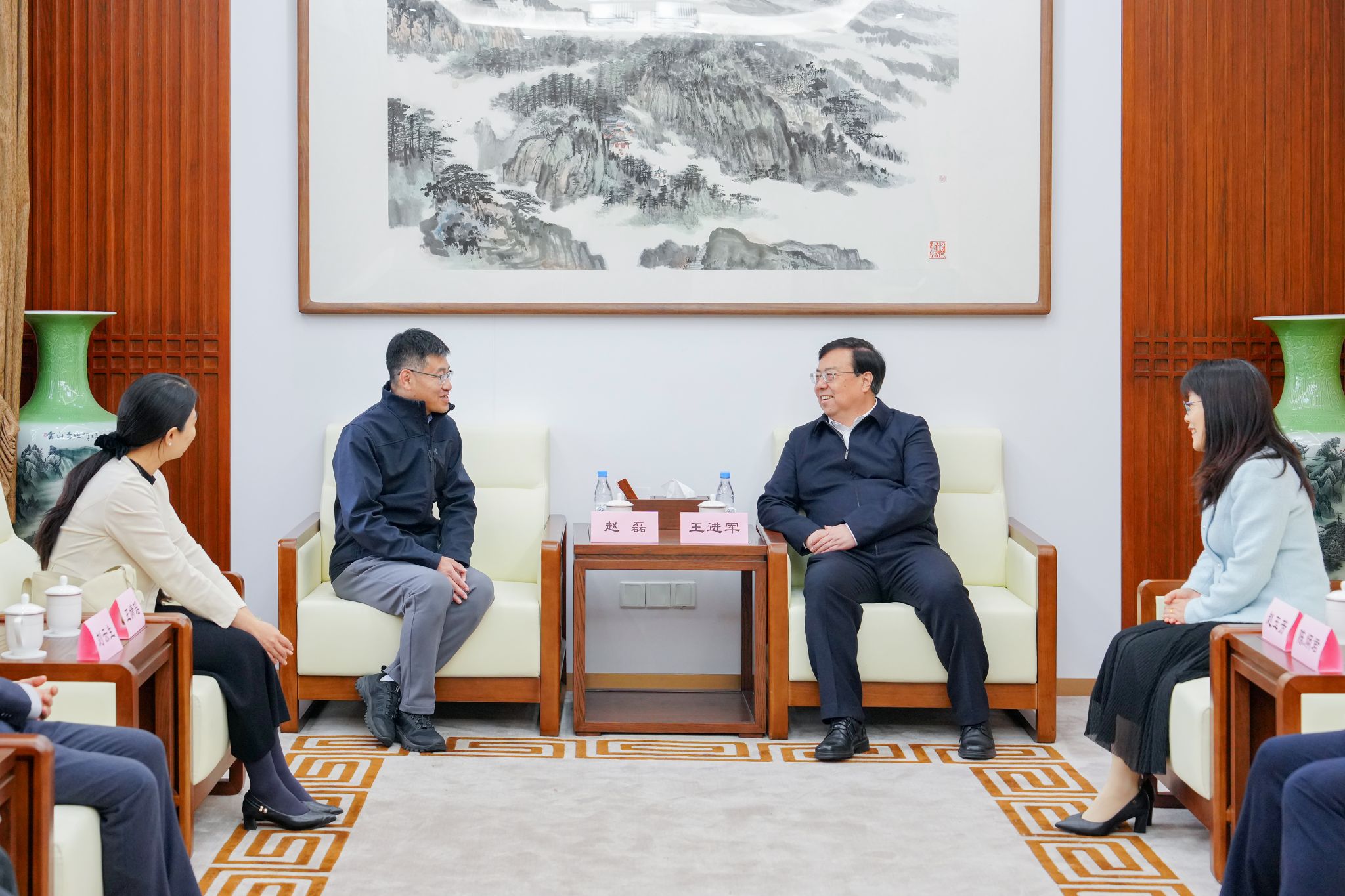 文件名称:校长王进军会见赵磊副司长.jpg原图大小:5.03MB