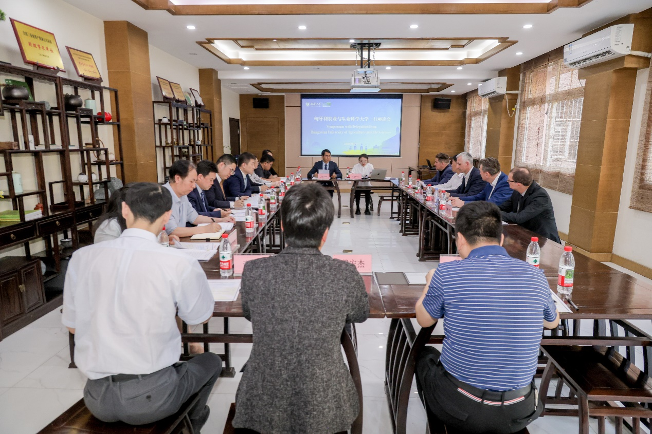 文件名称:图1:座谈会合影.png原图大小:1.59MB