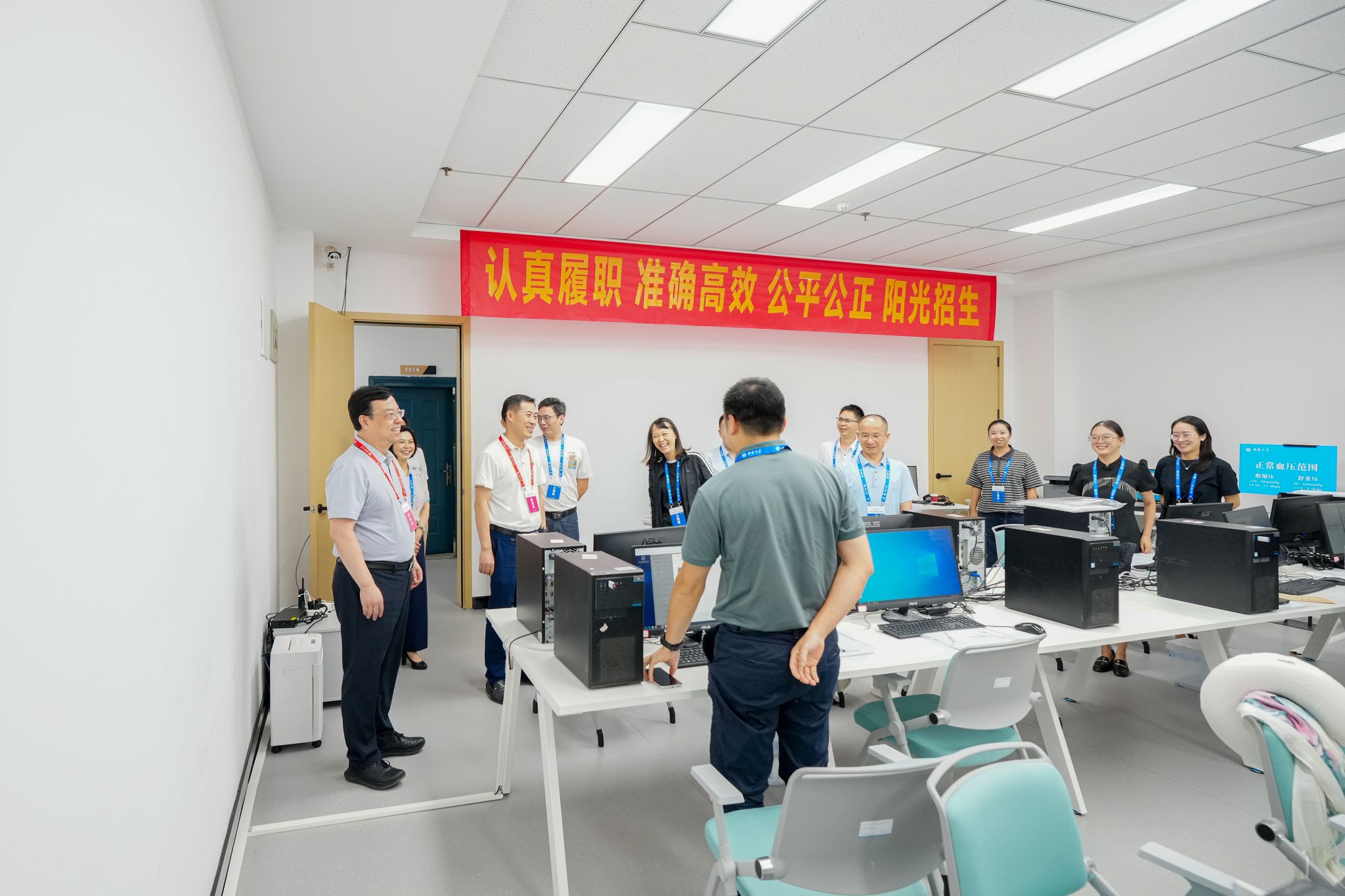 文件名称:01王进军、白显良视察普通类录检组.jpg原图大小:4.06MB