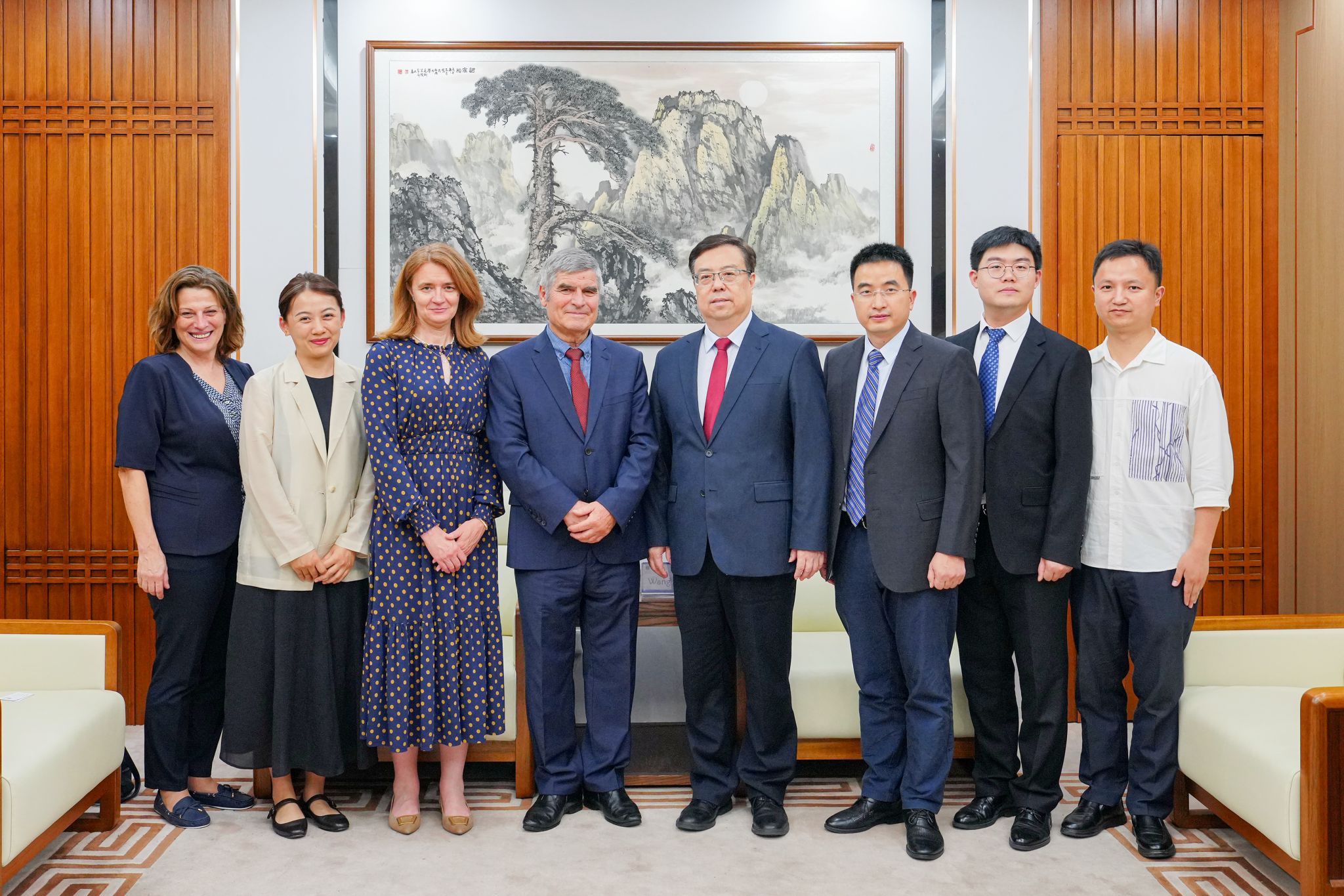 文件名称:20250530 校长王进军会见保加利亚瓦尔纳管理大学代表团合影.jpg原图大小:6.03MB